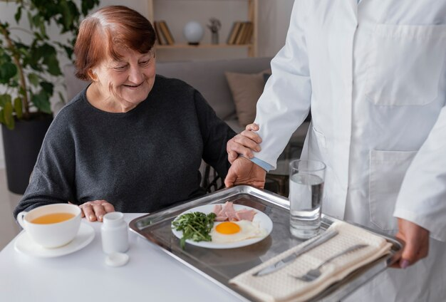 Правила питания для больных пожилого и старческого возраста: советы и рекомендации