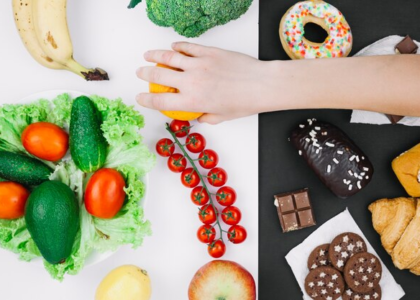 Основные принципы правильного питания для снижения веса: сбалансированное питание, умеренные порции, употребление овощей и фруктов, ограничение жирных и сладких продуктов.