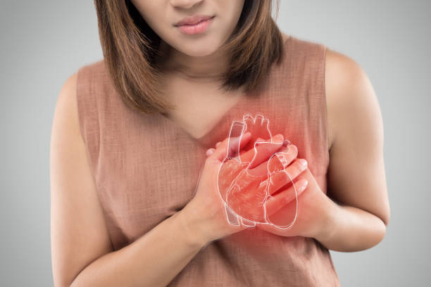 Что делать, если колит сердце и тяжело дышать при вдохе в грудной клетке слева?